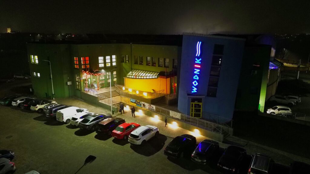 pływalnia nocą z lotu ptaka