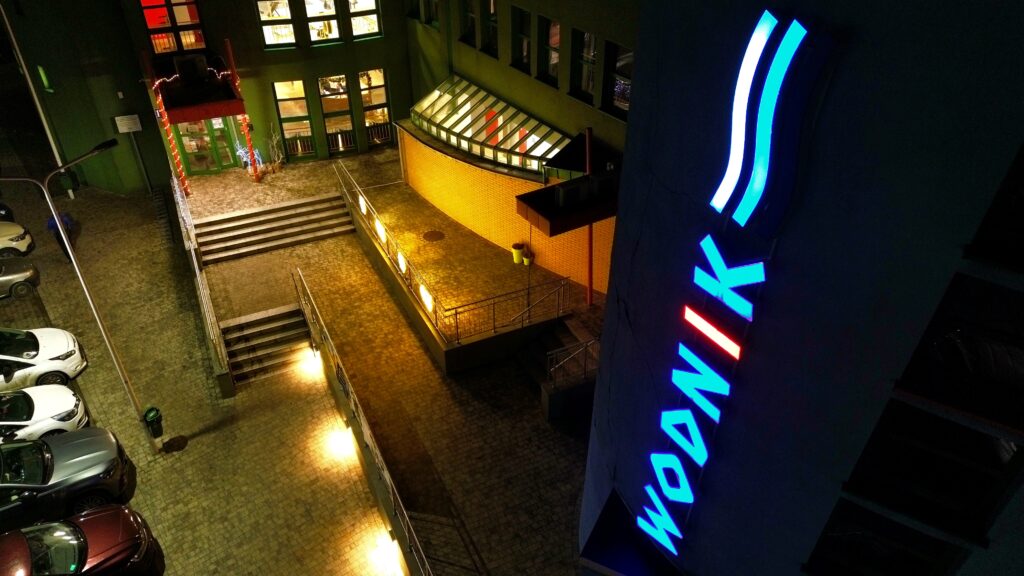 pływalnia nocą z lotu ptaka